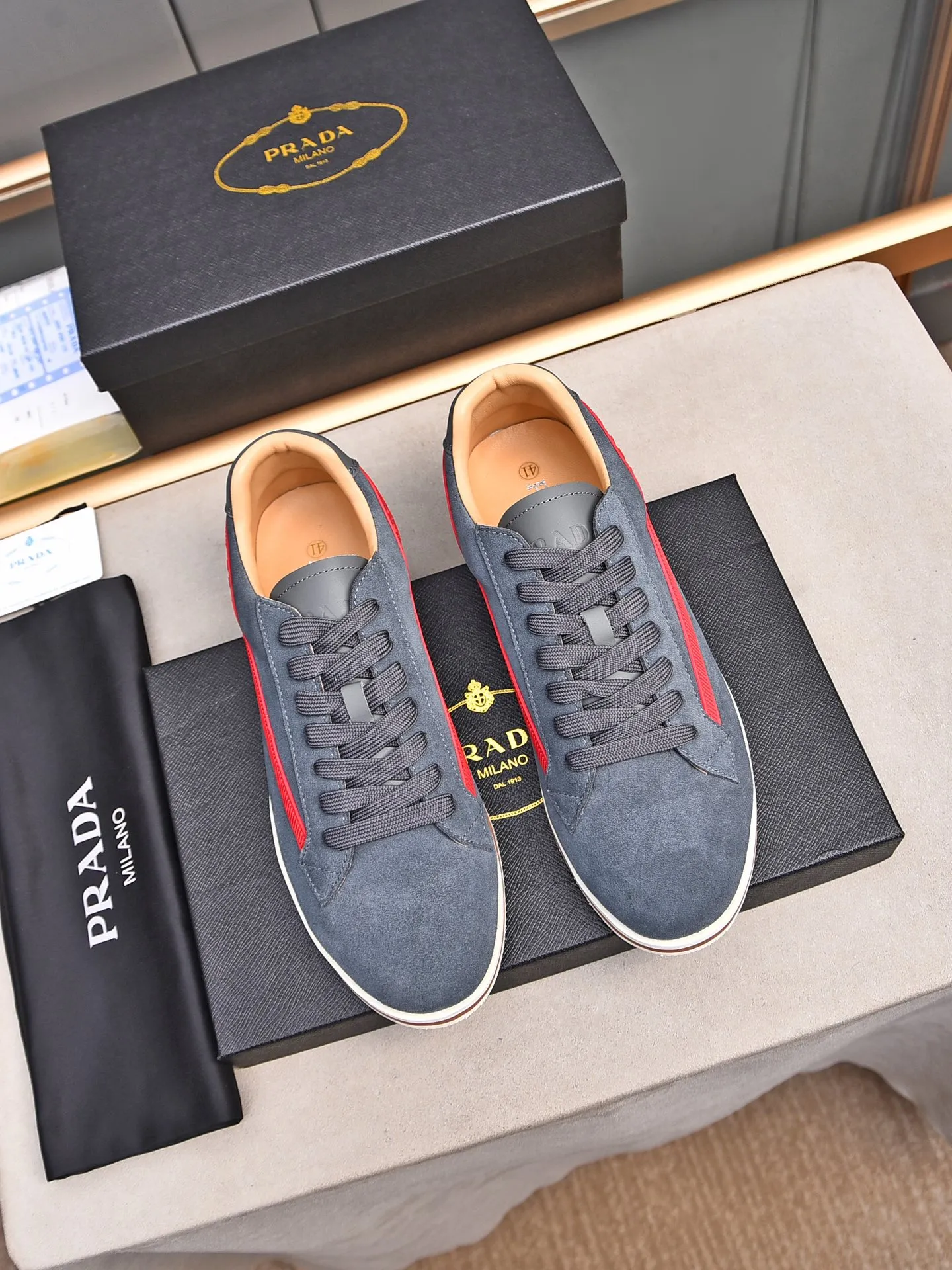 Men's shoes 💰440 Prada/Prada's new men's thin-soled casual shoes, fashionable and elegant style. Made of first-layer frosted cowhide. The lining is soft, comfortable and breathable. The shoe body is marked with letter LOGO. The details are carefully crafted. Lightweight foam sole, fashionable and versatile! Size: 38-44 (45 customized)